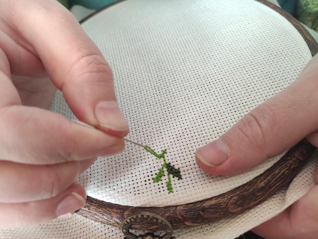 haft krzyżykowy na lnianej tkaninie